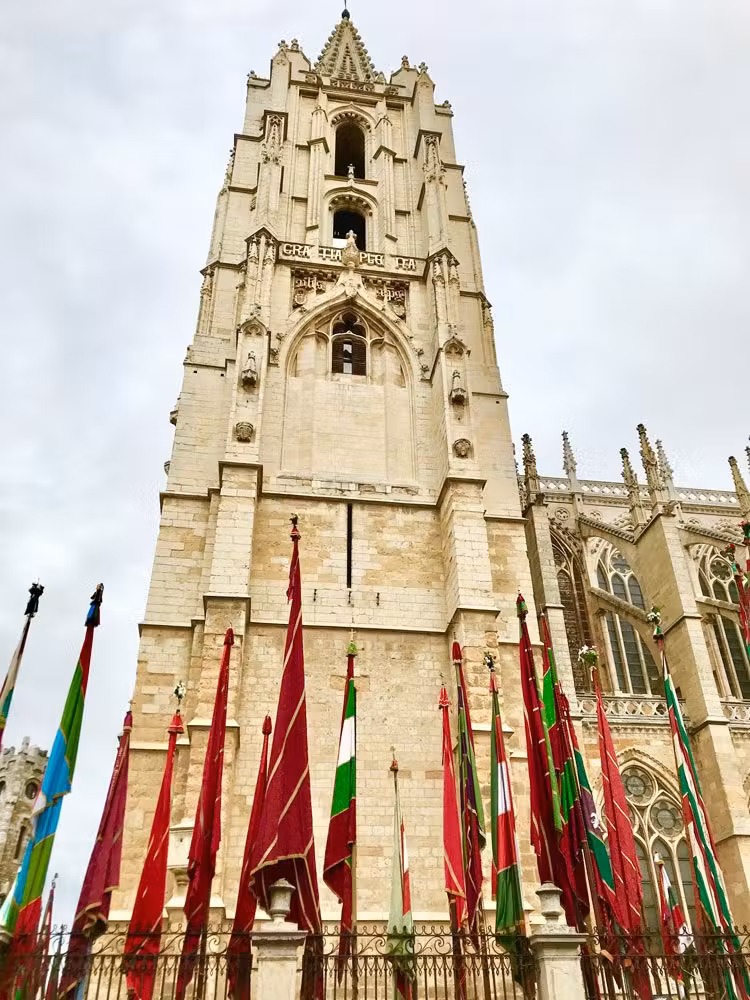 pendones fiesta las cantaderas leon