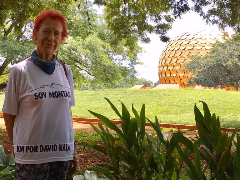 Kandy abuela mochilera, mujer etheria