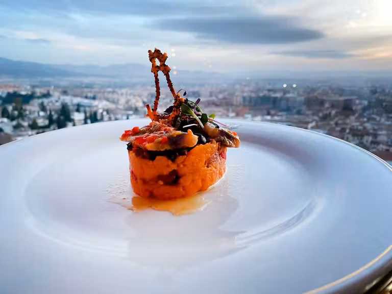 Ensalada Zalamadroña con vistas a Granada.