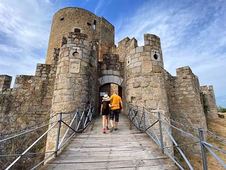 Dos personas entrando al castillo de La Adrada