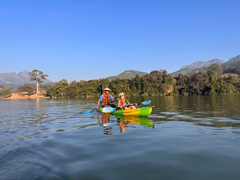 Sania se encuentra realizando un viaje por Asia con todo tipo de actividades, como hacer kayak en el río Mekong.