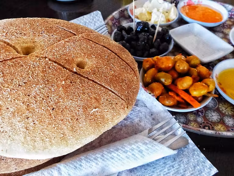 Las aceitunas aliñadas acompañan cualquier comida, incluso durante el desayuno.