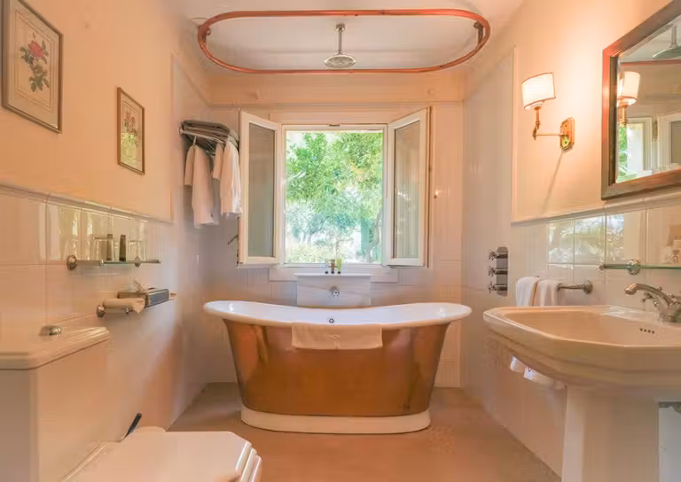 bañera de latón en hotel de Ronda La Fuente de la Higuera