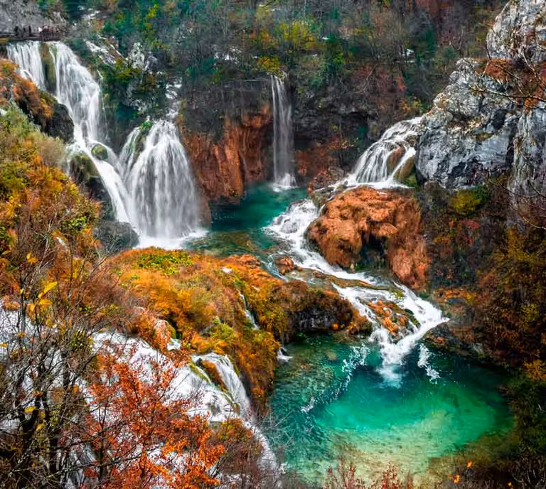 Parque Nacional de los Lagos de Plitvice en otoño.