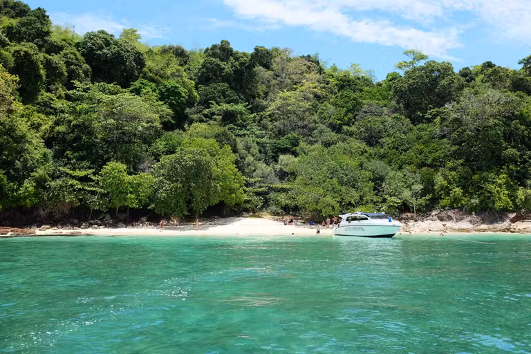 Playa desierta en el mar de Andamán.