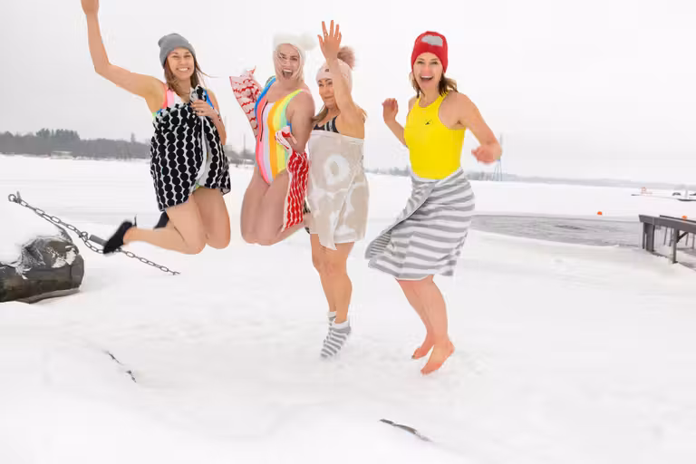 Nadadoras saltan alegres en el hielo de Finlandia