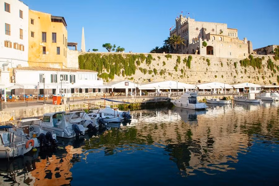 puerto Ciutadella es una de las visitas originales en Menorca