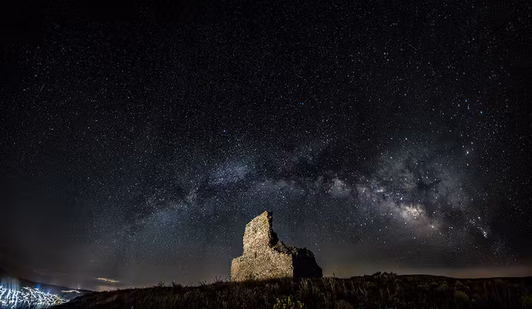 Arco Vía Láctea sobre el castillo de Libisosa. © Albacete, Destino Turístico Starlight