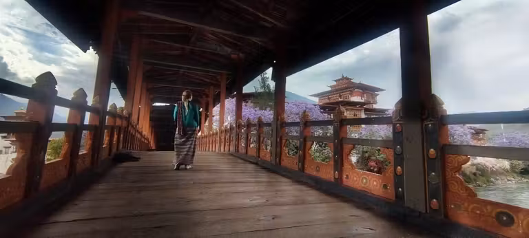 Puente cubierto de madera que lleva al Punakha Dzong, una fortaleza-monasterio  conocida como el “Palacio de la Gran Felicidad”.