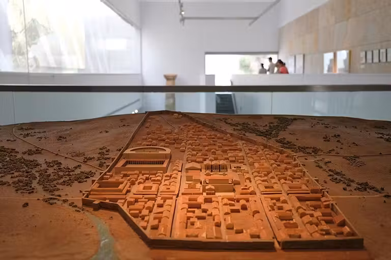 maqueta baelo claudia, playa bolonia, ruinas romanas cadiz