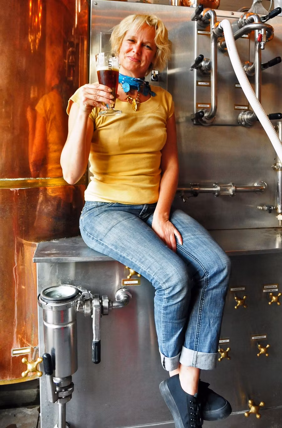 Annick De Spleter con una cerveza