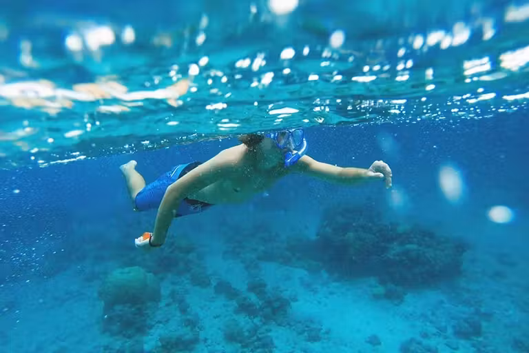 Un niño practica snorkel en Menorca, el primer paso para un bautismo de buceo