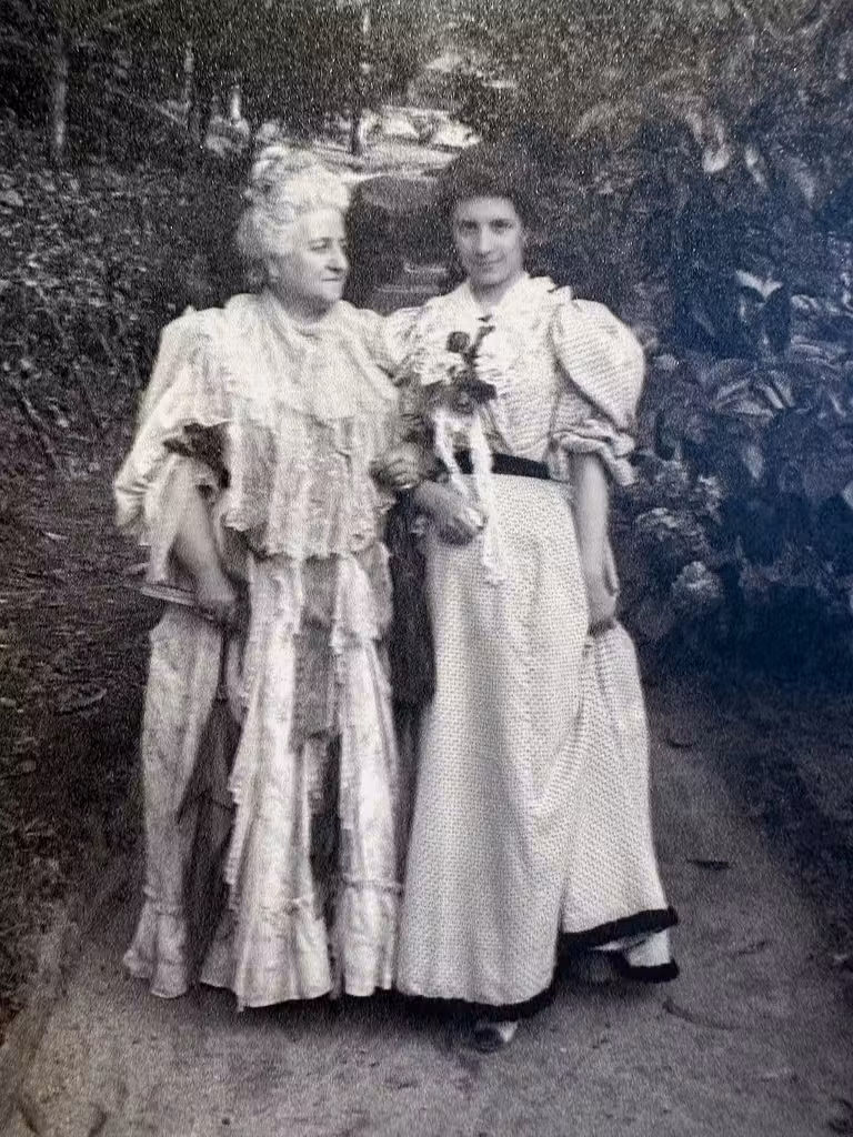 María Vinyals paseando con su madre por los jardines del castillo.