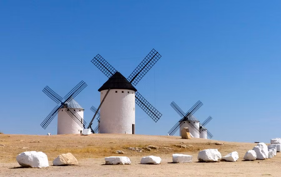 La cantante Rosalía ha protagonizado uno de sus videoclips entre los molinos de Campo de Criptana.