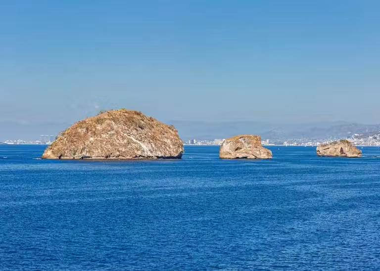 Rocas frente a la playa de Mismaloya, en Puerto Vallarta