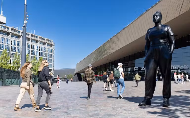 Escultura Moments Contained, frente a la Central Station.