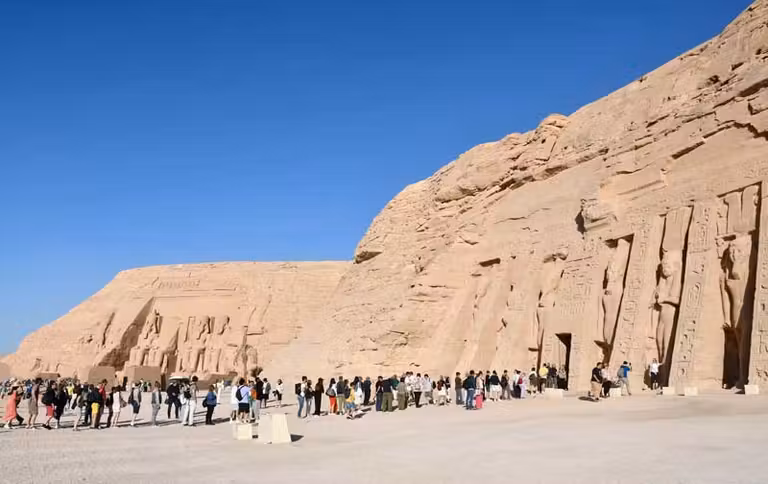 Gente haciendo cola en Abu Simbel
