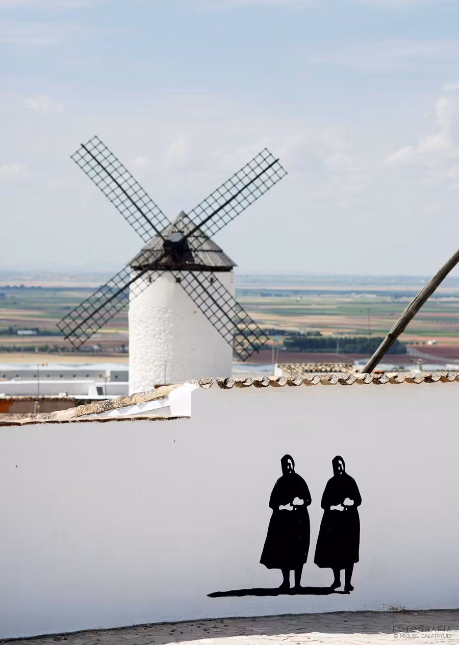 Mural de dos ancianas junto a la entrada de Las Musas.