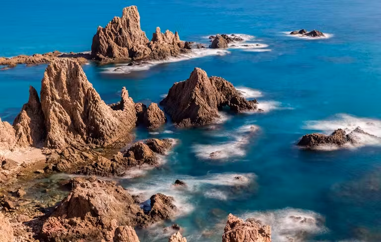 El arrecife de las Sirenas es uno de los paisajes que se pueden contemplar desde el faro de Cabo de Gata.