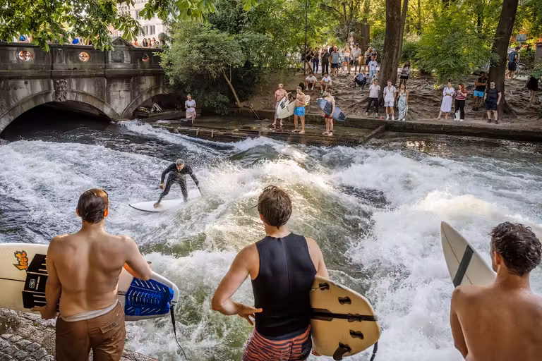 Surfistas en la ola de Eisbach en el Jardín Inglés. ©  DZT/Dagmar Schwelle
