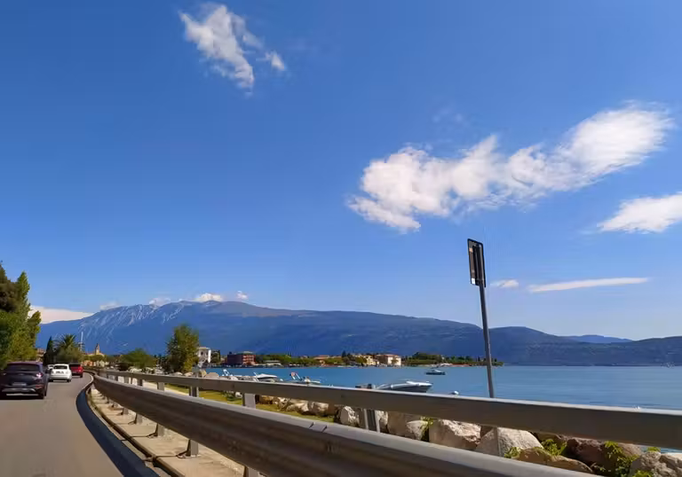 Carretera en zona sur del lago de Garda.
