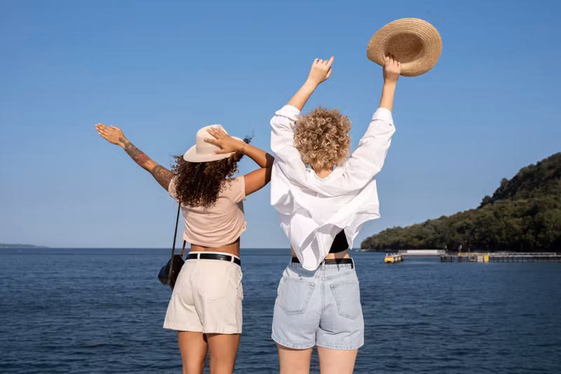 Tendencias imprescindibles en 2025 para mujeres viajeras