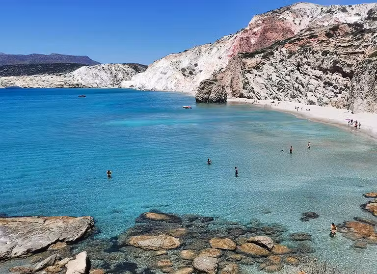 Agua transparente en Fyriplaka playa mas popular de Milos
