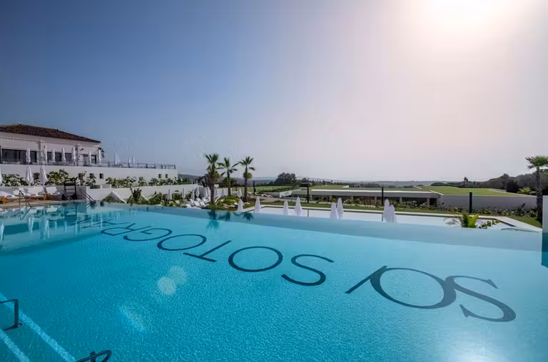 Una de las piscinas del hotel SO Sotogrande.