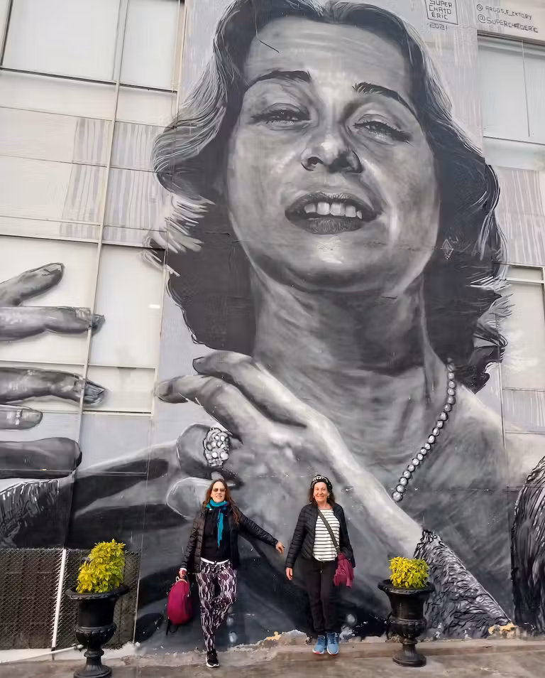 Mural de Chabuca Granda en la plaza de Barranco, en Lima. © Cris Aizpeolea