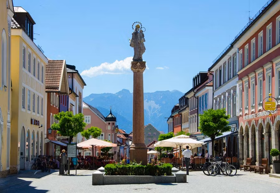Plaza de Murnau, con las montañas al fondo.