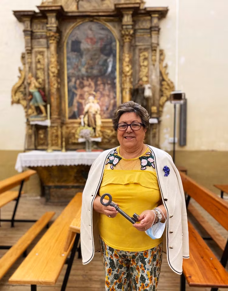 Clara María enseña la iglesia y el museo con entusiasmo.