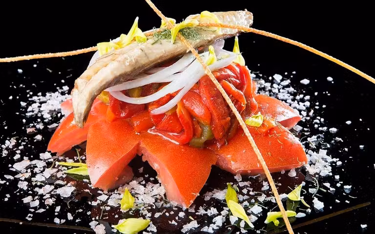 Plato de ensalada de tomate con atún de Casa Francisco en Conil