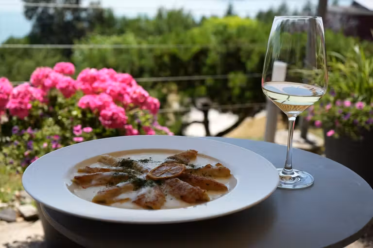 Comida con vistas en el restaurante del Hotel du Mont-Vully.