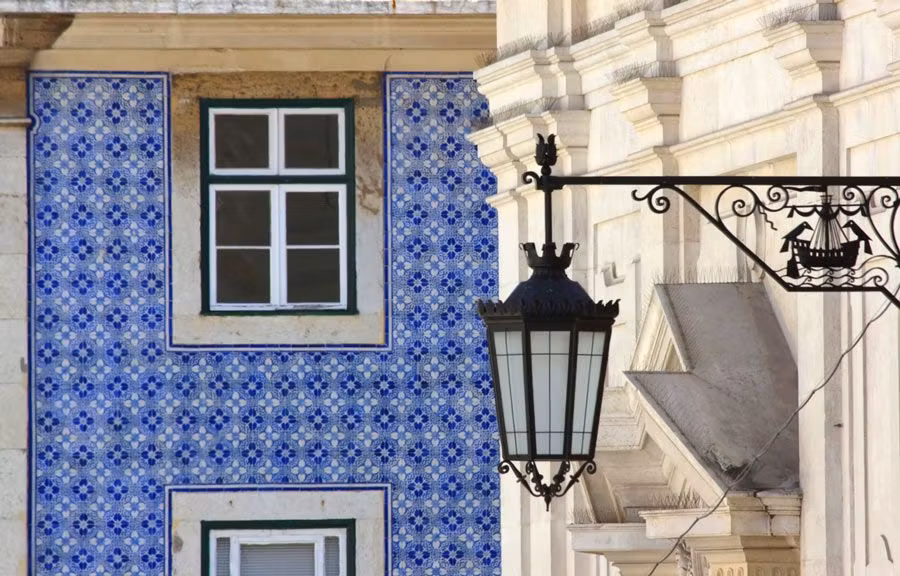 farola emblema lisboa barrio chiado