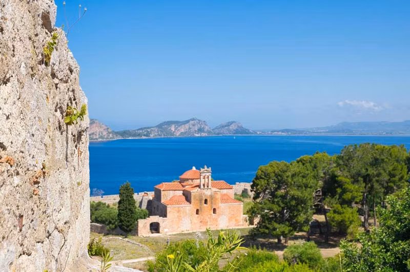 Iglesia de Pylos, frente a la Costa Navarino.
