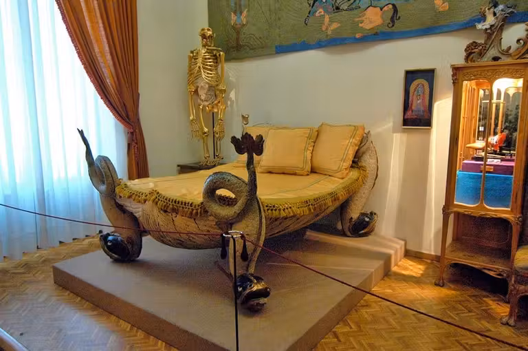 dormitorio de gala y dali en el teatro museo de figueres