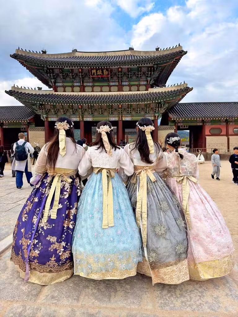 Fotografías con trajes típicos en el palacio Gyeongbokgung.