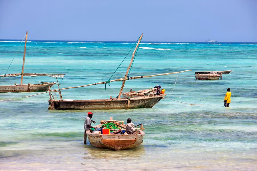 Pescadores en Nungwi, una localidad conocida por la construcción de las embarcaciones dhow.