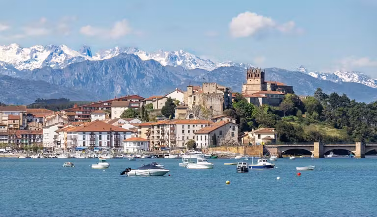 Panorámica desde el mar de San Vicente de la Barquera.