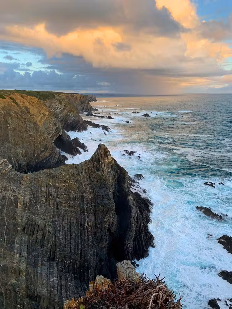 Acantilados del cabo Sardão al atardecer, en el Alentejo.