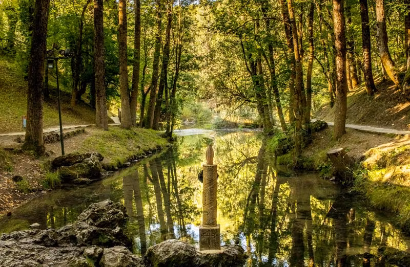 Nacimiento del Ebro en la fuentona de Fontibre.