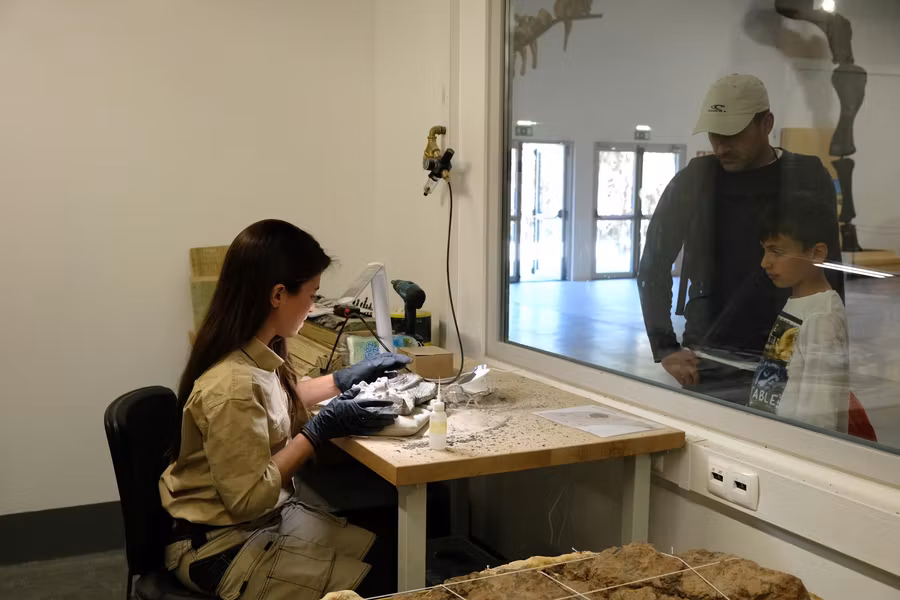 científica trabajando en parque Lourinha