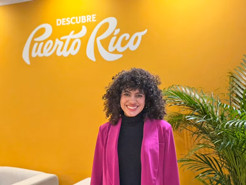 Davelyn Tardi en el stand de Puerto Rico en Fitur.