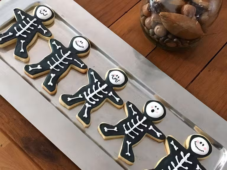 galletas con formad de esqueleto para Halloween.