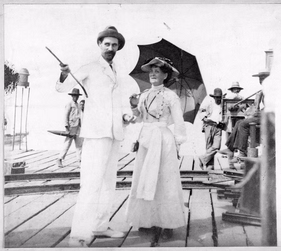 fotografía en blanco y negro de Roger Casement y French Sheldon, en el Congo, fotografiados por  W.L. Royburgh en 1904