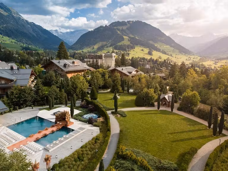 hotel the alpina gstaad suiza
