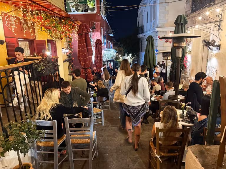 Terrazas en el barrio de Anafiotika.