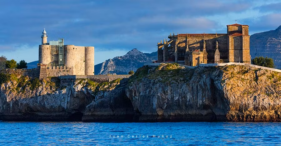faro castillo de santa ana visto desde el mar