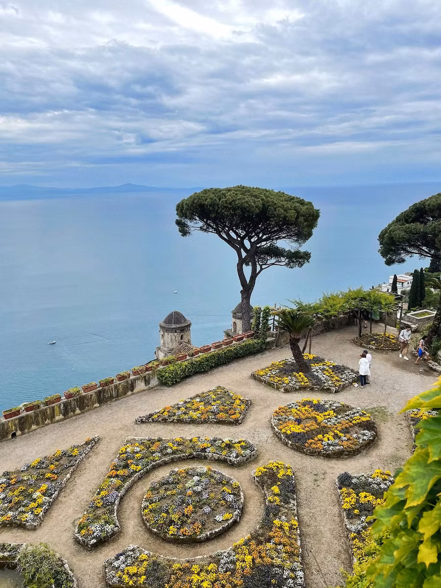 Jardines de Ravello con el mar al fondo