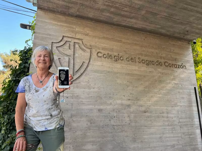 Sania Jelic frente a su colegio